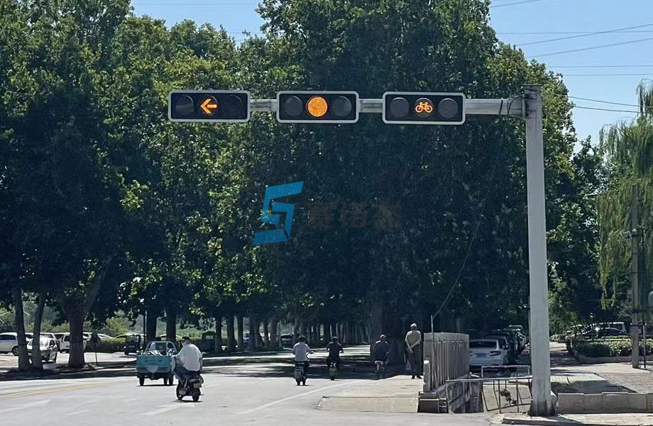 路口交通信號燈只亮黃燈，是等還是走？